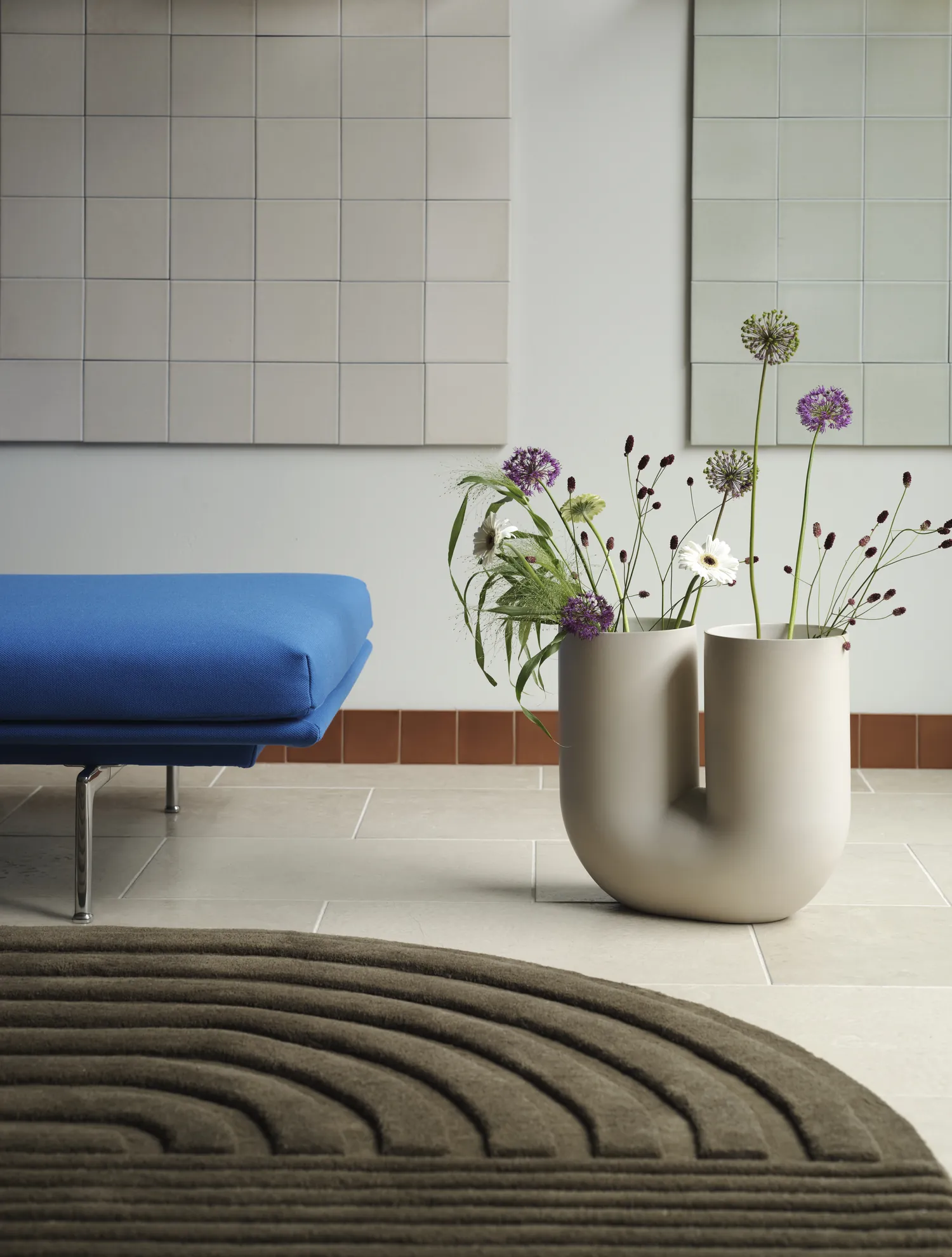 Outline Daybed Steelcut 3 742 Polished Alu Relevo Rug Taupe Kink Vase 39 Sand Muuto By Donzelli