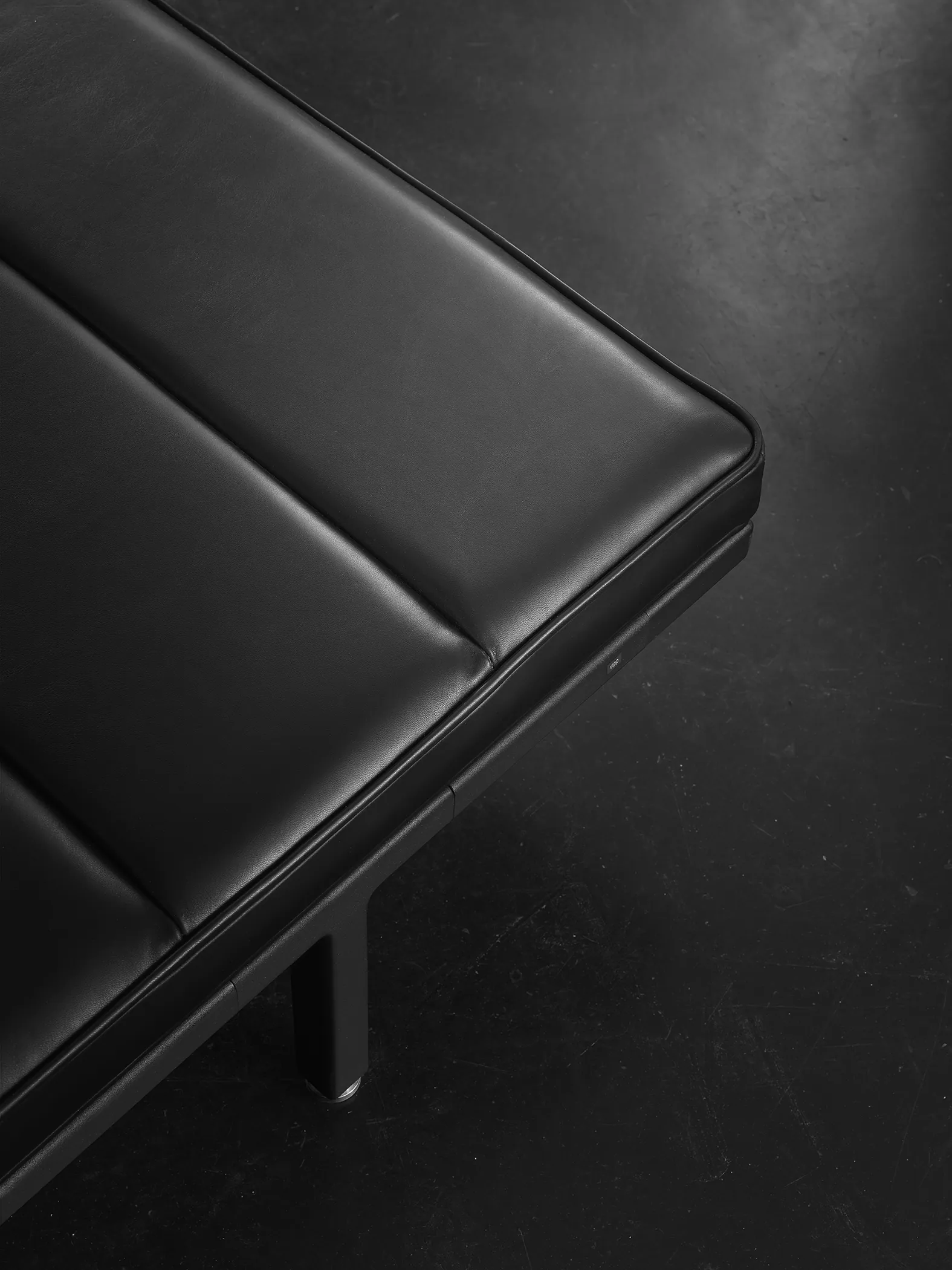 Daybed 461 Black Leather In Living Room By Vipp 3 For Donzelli