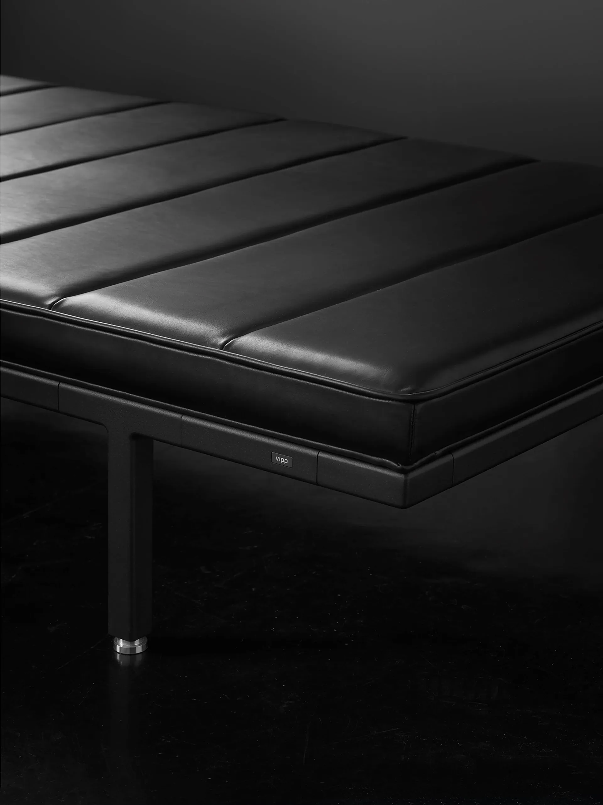 Daybed 461 Black Leather In Living Room By Vipp 9 Slide4 For Donzelli